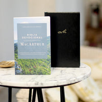 Biblia devocional MacArthur NBLA: Tapa Dura Negro
