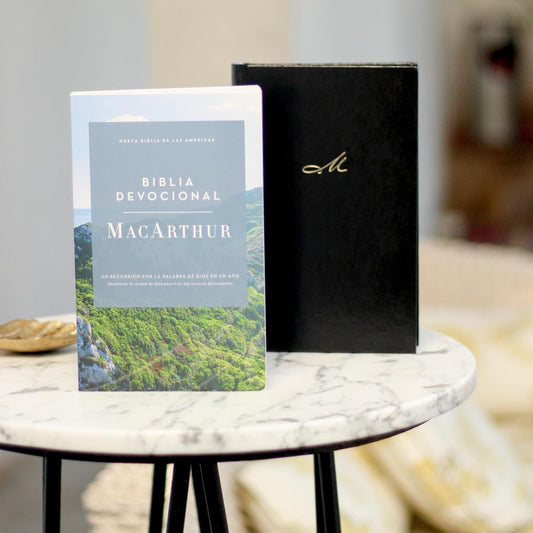 Biblia devocional MacArthur NBLA: Tapa Dura Negro