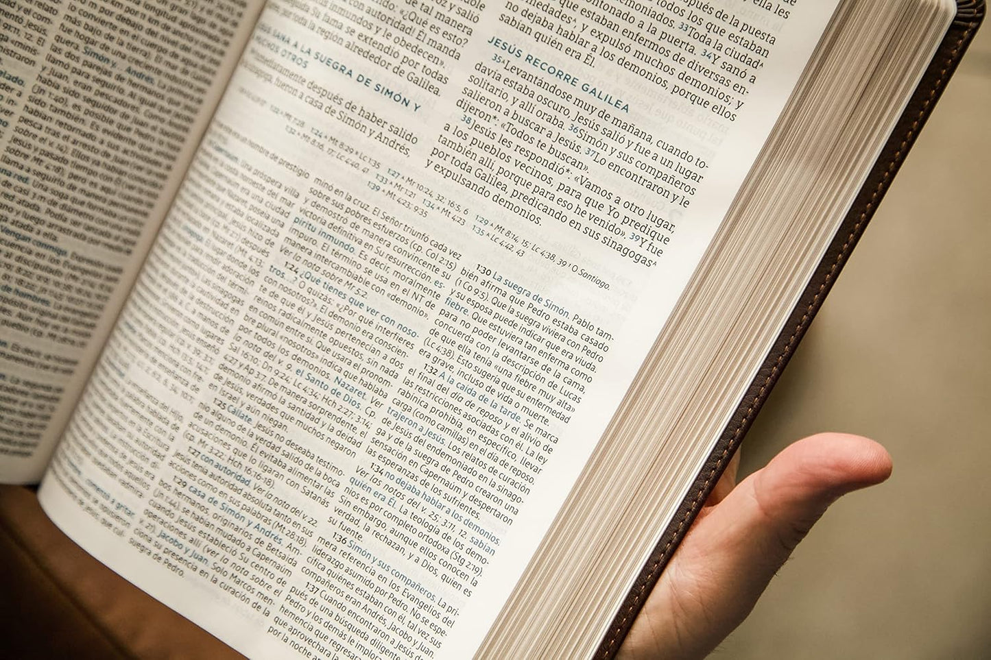 NBLA Biblia de Estudio MacArthur: Leathersoft| Café| Interior a dos colores| Comfort Print