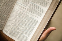 NBLA Biblia de Estudio MacArthur: Leathersoft| Café| Interior a dos colores| Comfort Print