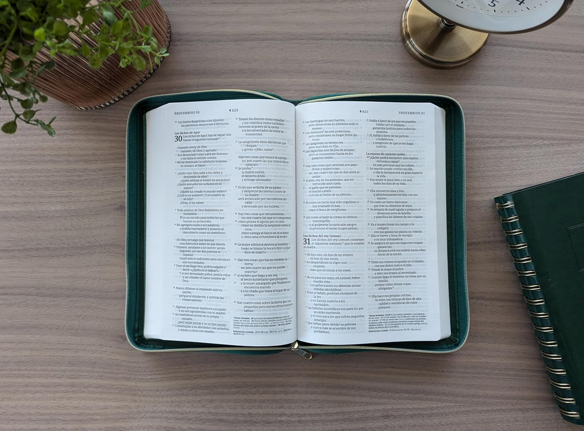 Biblia Ultrafina NTV de zíper: con Filament | SentiPiel Verde esmeralda